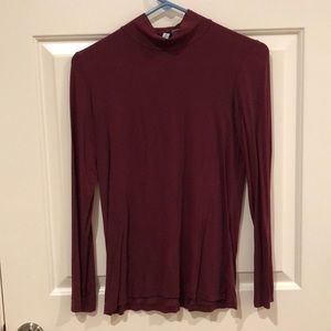Long sleeve top. Fitted with a small collar